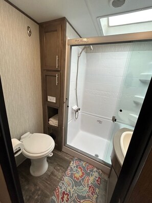 淋浴设施、吹风机、毛巾、肥皂