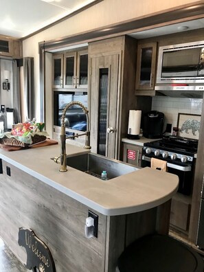Réfrigérateur, four à micro-ondes, un four, surface de cuisson