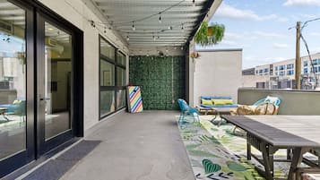 Condo, várias camas, varanda, vista para a cidade ((R03) 3198 Blake St. Unit 205) | Opções para refeição ao ar livre