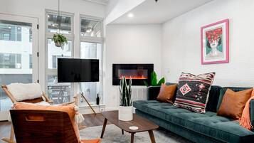 コンドミニアム ベッド (複数台) パティオ シティビュー ((R03) 3198 Blake St. Unit 205) | リビング エリア | テレビ、暖炉