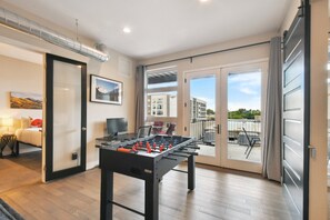 Appartement, Meerdere bedden, terras, uitzicht op de stad ((R05) 3198 Blake St. Unit 301) | Spelletjeskamer