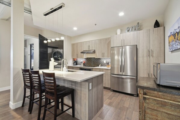 Appartement, Meerdere bedden, terras, uitzicht op de stad ((R05) 3198 Blake St. Unit 301) | Privékeuken | Een koelkast, een microgolfoven, een oven, een kookplaat