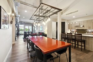 Condo, Berbilang Katil, Patio, City View ((R05) 3198 Blake St. Unit 301) | Tempat makan