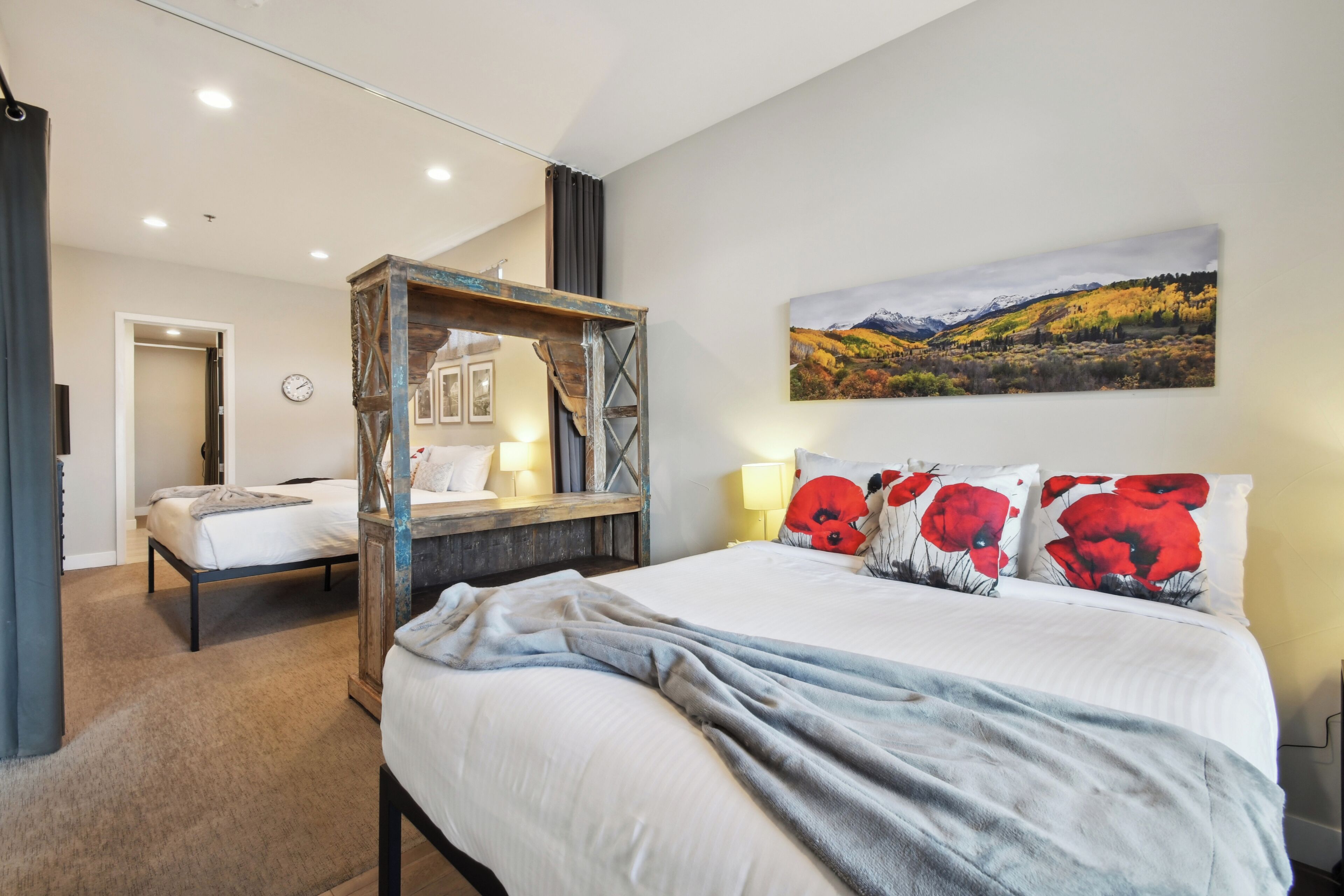Leilighet, flere senger, terrasse, byutsikt ((R05) 3198 Blake St. Unit 301) | 2 soverom, individuelt dekorert og individuelt innredet