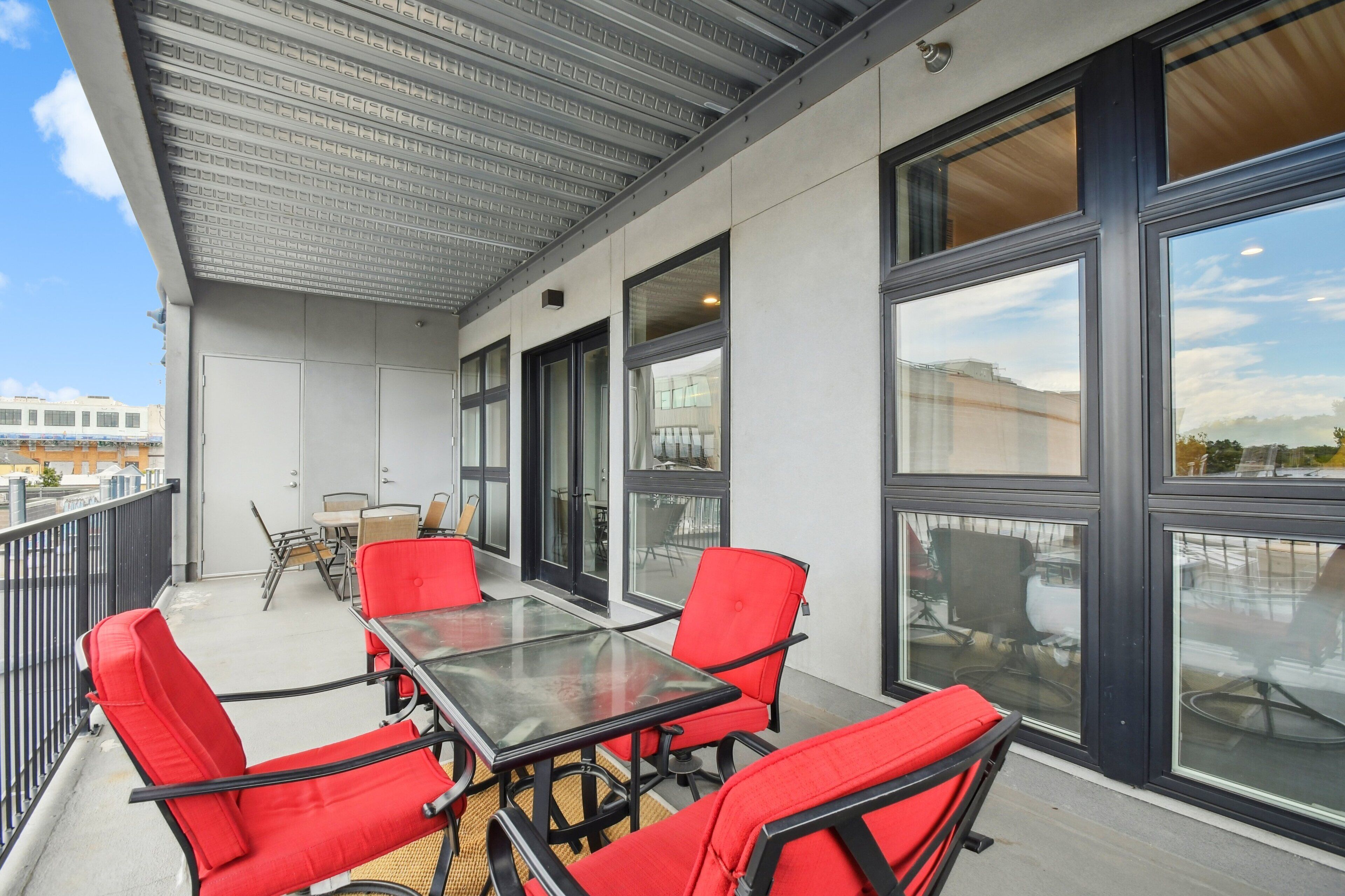 Leilighet, flere senger, terrasse, byutsikt ((R05) 3198 Blake St. Unit 301) | Overnattingsstedets uteområder