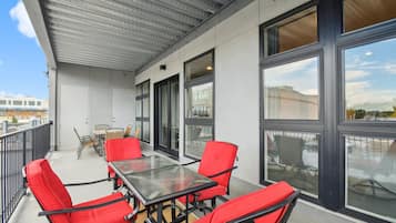 Leilighet, flere senger, terrasse, byutsikt ((R05) 3198 Blake St. Unit 301) | Overnattingsstedets uteområder