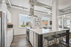 Appartement, Meerdere bedden, terras, uitzicht op de stad ((R01) 3198 Blake St. Unit 201) | Privékeuken | Een koelkast, een microgolfoven, een oven, een kookplaat