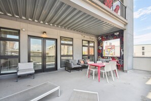 Apartamento, varias camas, patio, vistas a la ciudad ((R01) 3198 Blake St. Unit 201) | Terraza o patio