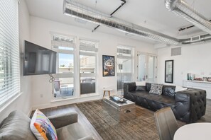 公寓式客房, 多张床, 露台, 城市景观 ((R01) 3198 Blake St. Unit 201) | 起居区 | 电视