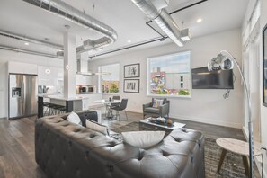 Huoneisto, useita sänkyjä, patio, kaupunkinäköala ((R01) 3198 Blake St. Unit 201) | Oleskelualue | Televisio