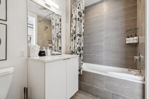 Huoneisto, useita sänkyjä, patio, kaupunkinäköala ((R01) 3198 Blake St. Unit 201) | Kylpyhuone | Pyyhkeet, vessapaperi