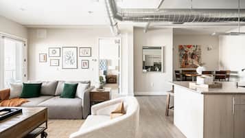Íbúð - mörg rúm - verönd - borgarsýn ((R06) 3198 Blake St. Unit 303) | Stofa | Sjónvarp, arinn