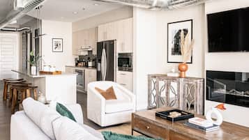Íbúð - mörg rúm - verönd - borgarsýn ((R06) 3198 Blake St. Unit 303) | Stofa | Sjónvarp, arinn
