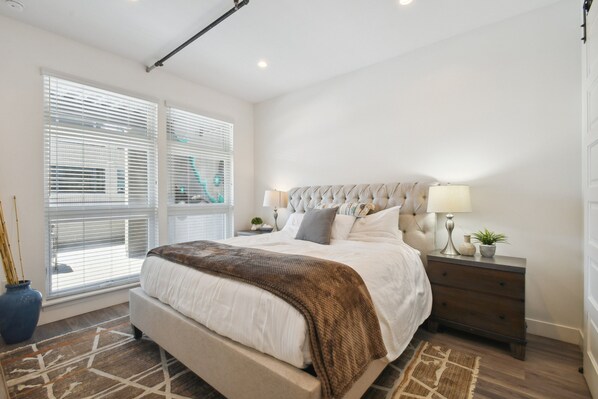 Διαμέρισμα (Condo), Περισσότερα από 1 Κρεβάτια, Αίθριο ((R02) 3198 Blake St. Unit 203) | 2 υπνοδωμάτια, μοναδική διακόσμηση, μοναδική επίπλωση, δωρεάν Wi-Fi 