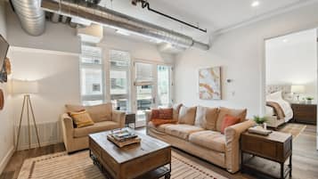 Íbúð - mörg rúm - verönd - borgarsýn ((R02) 3198 Blake St. Unit 203) | Stofa | Sjónvarp