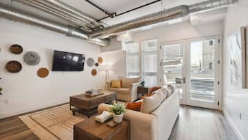 Íbúð - mörg rúm - verönd - borgarsýn ((R02) 3198 Blake St. Unit 203) | Stofa | Sjónvarp