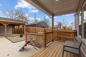 Hus, flere senger, terrasse, byutsikt ((#19) 3323 Vista Ave) | 5 soverom, individuelt dekorert, individuelt innredet og sengetøy