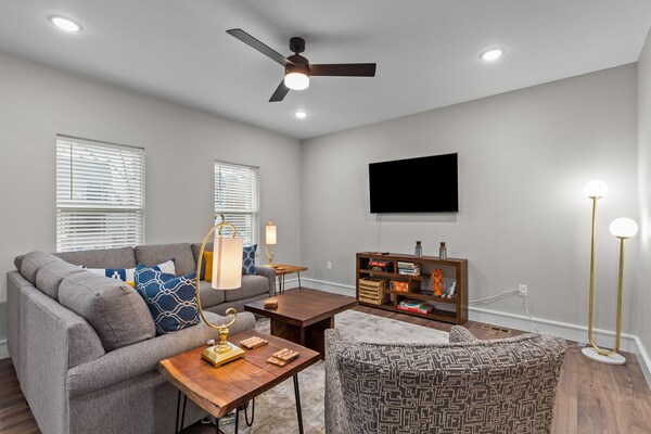 Uptown Elegant Escape | Jz Vacation Rentals - STL Zoo, St. Louis
