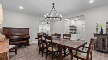 House, Multiple Beds, Patio, City View ((#19) 3323 Vista Ave) | In-room dining