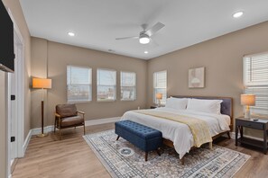 Hus, flere senger, kjøkken, byutsikt ((#20) 3325 Vista Ave) | 5 soverom, individuelt dekorert, individuelt innredet og sengetøy