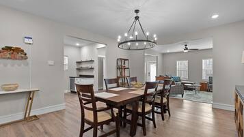 House, Multiple Beds, Kitchen, City View ((#20) 3325 Vista Ave) | In-room dining