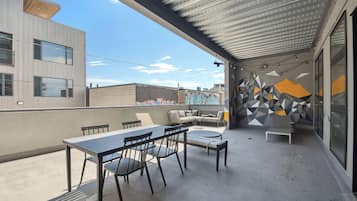 Leilighet, flere senger, terrasse, byutsikt ((R04) 3198 Blake St. Unit 207) | Overnattingsstedets uteområder