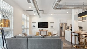 公寓客房, 多張床, 露台, 城市景 ((R04) 3198 Blake St. Unit 207) | 客廳