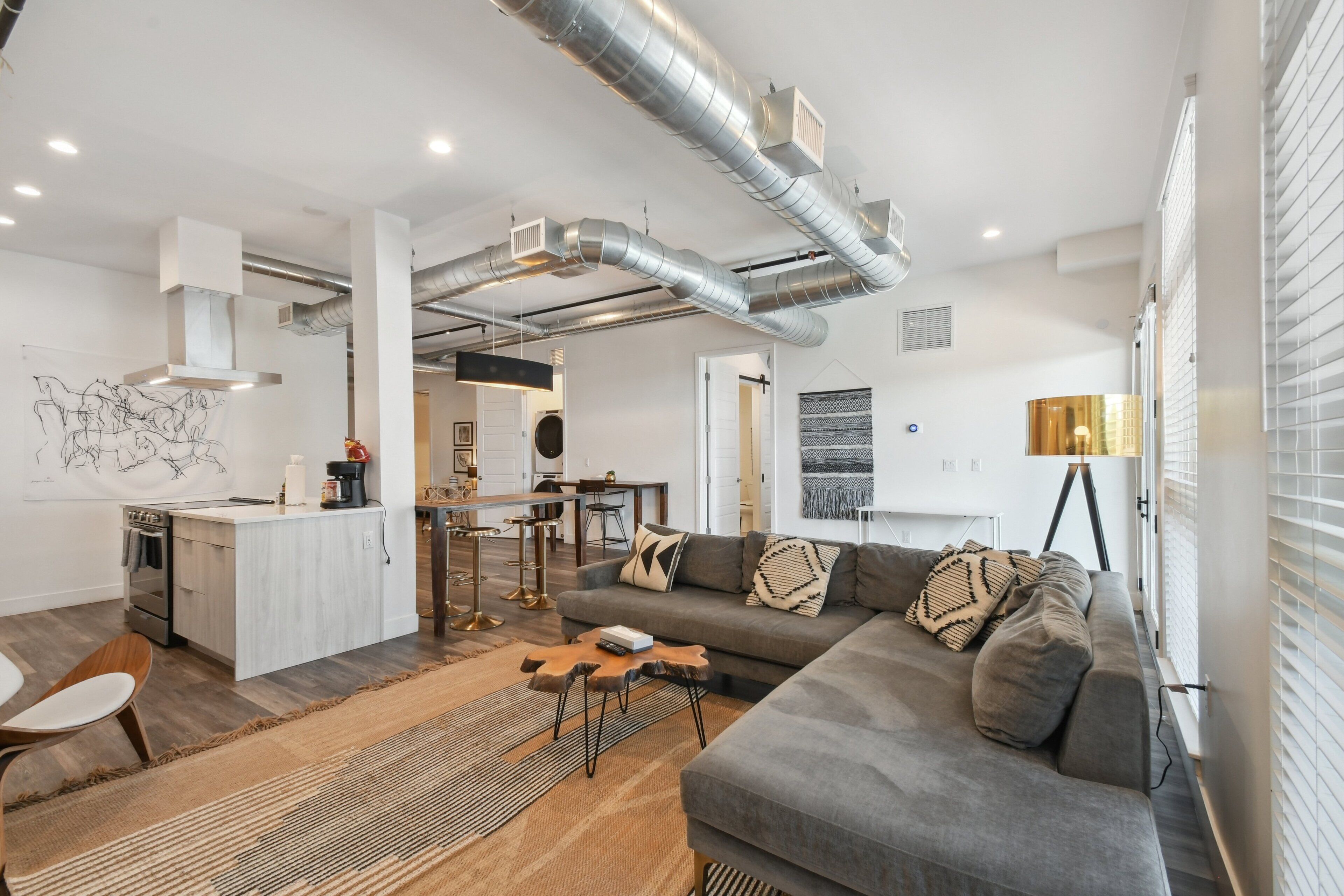 Leilighet, flere senger, terrasse, byutsikt ((R04) 3198 Blake St. Unit 207) | Oppholdsområde | TV