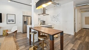公寓客房, 多張床, 露台, 城市景 ((R04) 3198 Blake St. Unit 207) | 私人廚房