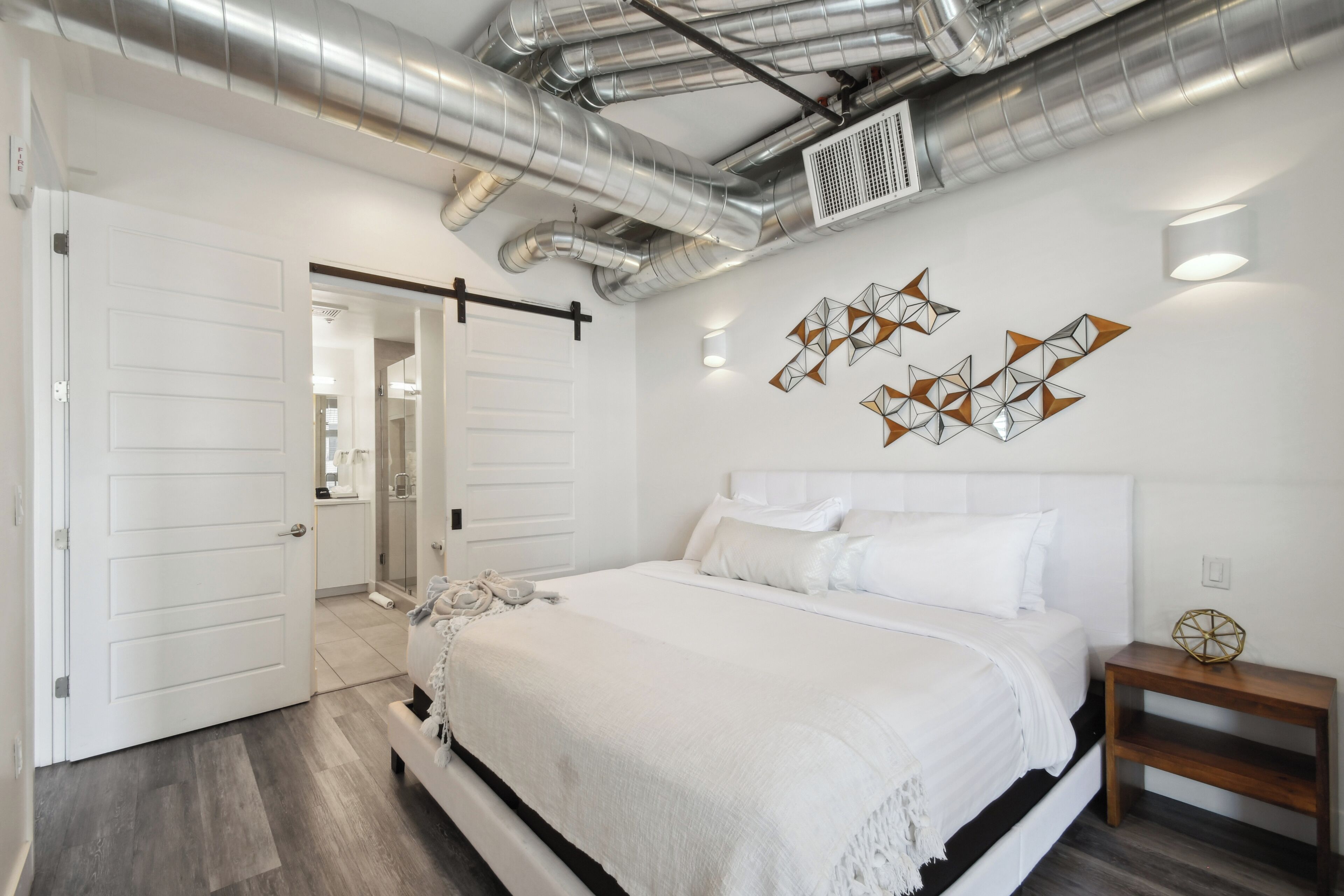 Leilighet, flere senger, terrasse, byutsikt ((R04) 3198 Blake St. Unit 207) | 3 soverom, individuelt dekorert og individuelt innredet