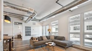 公寓客房, 多張床, 露台, 城市景 ((R04) 3198 Blake St. Unit 207) | 客廳