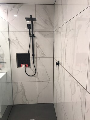 Haartrockner, Handtücher, Seife, Toilettenpapier
