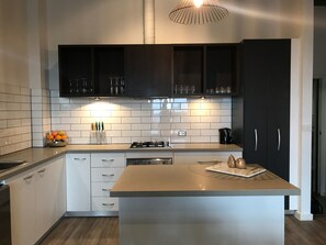 Kjøleskap, mikrobølgeovn, ovn og kokeplater