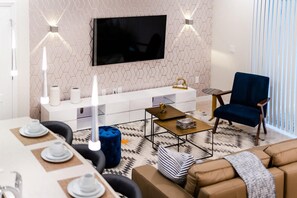 5 bedrooms - Premium 5-bed Townhome Themed Perfect Location (Kissimmee)