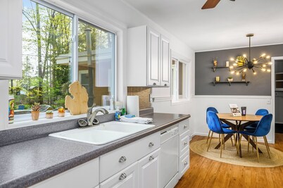 Mid-Mod Lodge - Spacious Single Level Home Minutes Walk to Beach, TART Trail