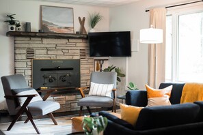 スマートテレビ、暖炉、書斎 / ワークスペース