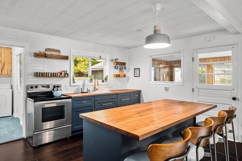 Explore Leelanau Peninsula, Near Beaches and Lakes! Sleeping Bear Cottage