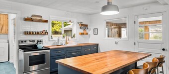 Explore Leelanau Peninsula, Near Beaches and Lakes! Sleeping Bear Cottage