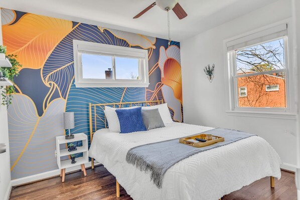 4 bedrooms, iron/ironing board, WiFi, bed sheets