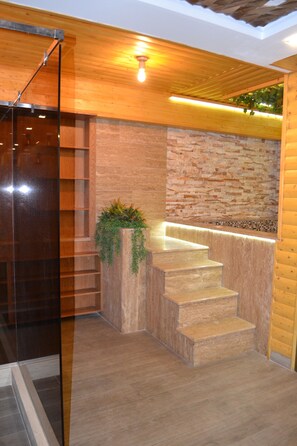 20-cm flat-screen TV with cable channels - Viaggio Hotel (Yerevan)