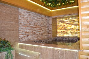 Shower, hair dryer, slippers, towels - Viaggio Hotel (Yerevan)