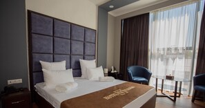 Premium bedding, down comforters, minibar, in-room safe - Viaggio Hotel (Yerevan)
