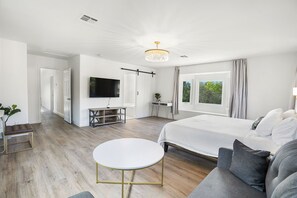 5 habitaciones, escritorio y tabla de planchar con plancha 