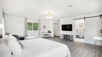 5 habitaciones, escritorio y tabla de planchar con plancha