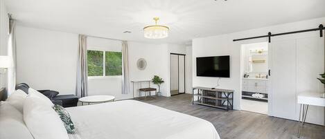 5 habitaciones, escritorio y tabla de planchar con plancha