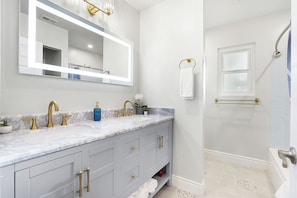 Shower, jetted bath, hair dryer, towels - Family Haven: Sports court/ Game Room/ King Beds (La Mesa)