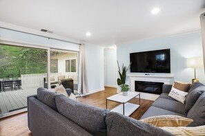 Smart TV, chimenea, videojuegos y futbolito 