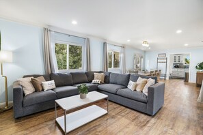 Smart TV, chimenea, videojuegos y futbolito 