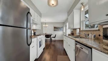 Cottage, letti multipli, idromassaggio, vista città (504 Cora St.) | Cucina privata | Macchina per tè/caffè