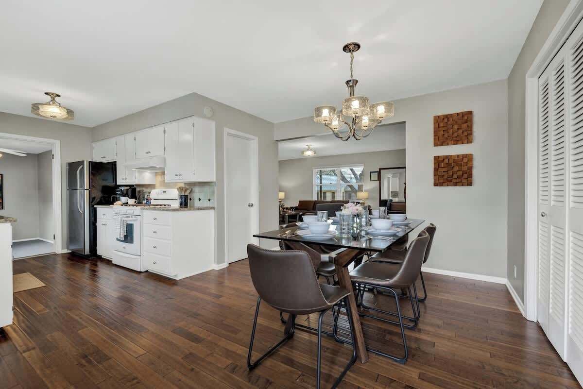 Ferienhaus, Mehrere Betten, Whirlpool, Stadtblick (504 Cora St.) | Speisen